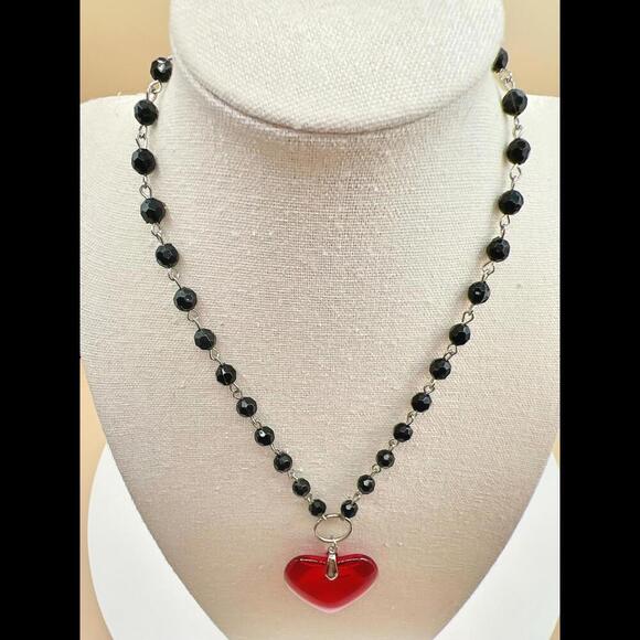 Stunning Black Beaded Heart Pendant Necklace - Picture 10 of 13